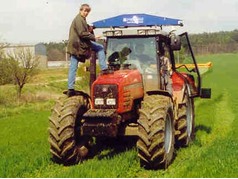 Fotograf na kapotě traktoru (zobrazeno 64x)