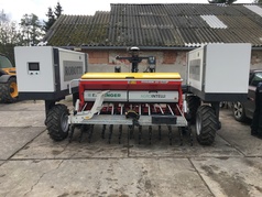 Secí stroj Pöttinger připojený na robotický nosič nářadí Robotti (zobrazeno 53x)