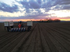 Robotické setí kukuřice při západu Slunce (zobrazeno 30x)