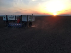 Robotické setí kukuřice při západu slunce (5) (zobrazeno 29x)