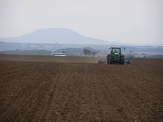 Autopilot Trimble CFX-750 na traktoru JD 8210 - setí pšenice na Litoměřicku (1) (zobrazeno 154x)