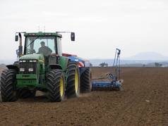 Autopilot Trimble CFX-750 na traktoru JD 8210 - setí pšenice na Litoměřicku (3) (zobrazeno 157x)