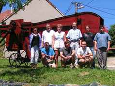 Zaměstnanci společnosti se dvěma externími spolupracovníky - červen 2011 (zobrazeno 455x)