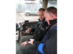 Tomáš Loch při instalaci autopilotu na pásový traktor JD (2) (zobrazeno 130x)