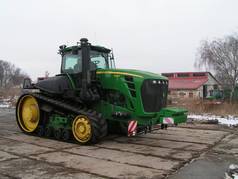 Tomáš Loch při instalaci autopilotu na pásový traktor JD (3) (zobrazeno 133x)