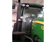 Tomáš Loch při instalaci autopilotu na pásový traktor JD (4) (zobrazeno 114x)