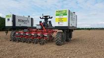 Zemědělcům ve Sloupnici pomáhá na polích robot. Aktuálně seje řepku olejku.