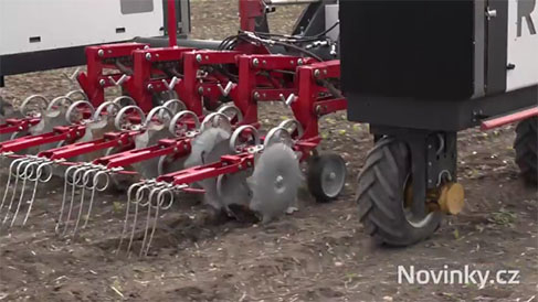 Roboti místo zemědělců. Dokážou nahradit člověka i pomoci v boji se suchem